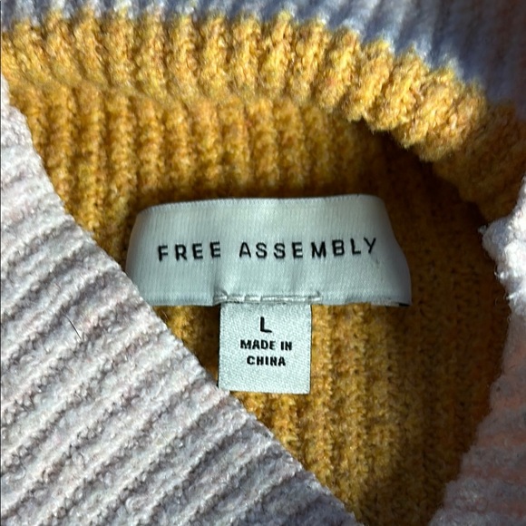 Colorblock Turtleneck Sweater - Picture 6 of 7